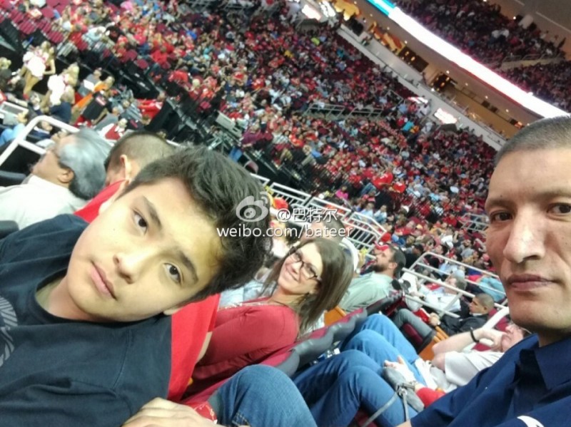 巨人新篇：姚明携女亮相赛场，退役生活多彩多姿