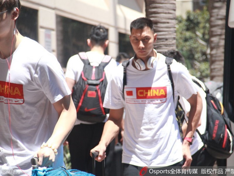 直击男篮抵美：阿联轻松写意，周琦略显疲惫开启最后热身