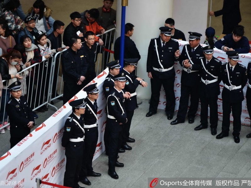 辽篮双子星人气爆棚 郭艾伦杨鸣引爆球迷热情