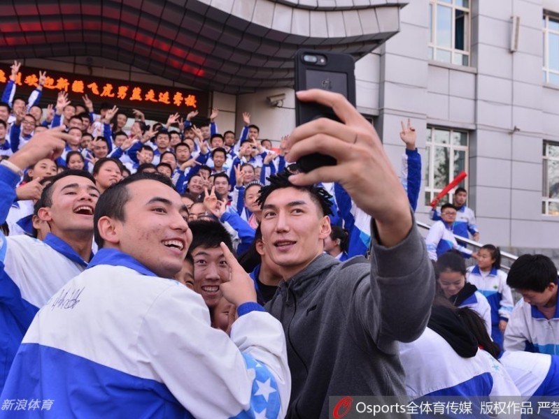 无声世界里的篮球火焰：新疆男篮与聋哑孩子的飞虎情缘