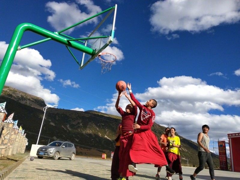 红尘之外的篮球梦，稻城蚌普寺僧袍下的灵动身影