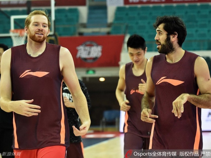 广州男篮赛前训练气氛凝重 巴赫拉米库克率众将积极备战冲击首胜