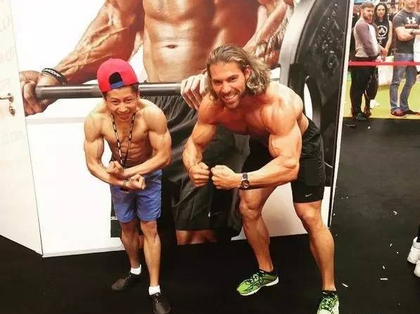 身高一米四七，精神顶天立地：英国亚裔小伙用肌肉铸就的生命传奇