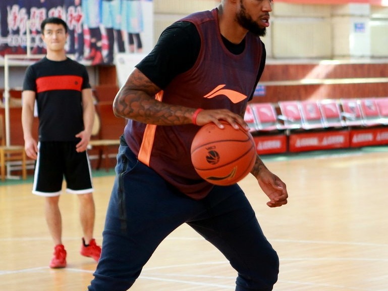 新疆飞虎新援肖恩·朗完成首训，硬汉风格令教练组欣喜