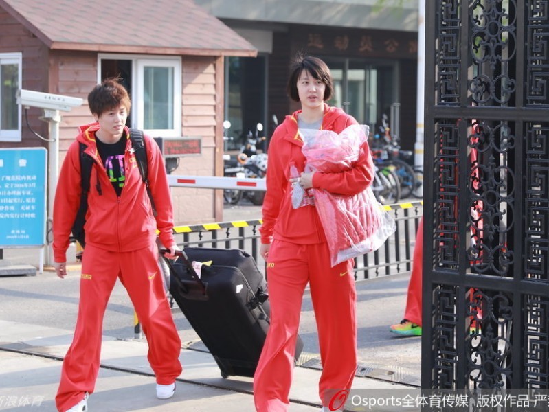 女篮出征保定，老将陈楠回归首秀惊艳，李梦鬼马精灵展露少女心