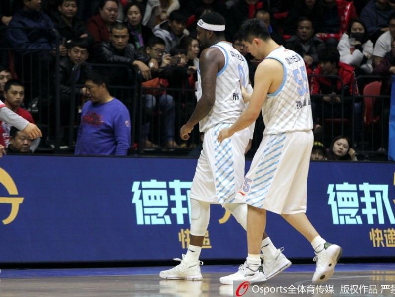 折戟红山：布拉切伤退之夜，卫冕冠军的脊梁与隐痛