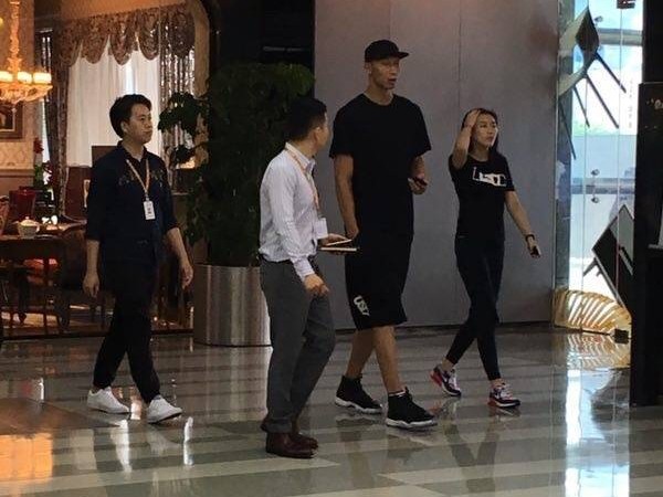 易建联夫妇街头漫步，模特妻子荆灵低调代言自家品牌