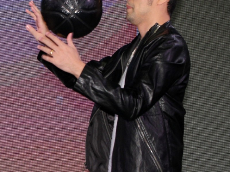 天王也调皮 周杰伦台北秀球技玩自拍 花式篮球点燃全场热情