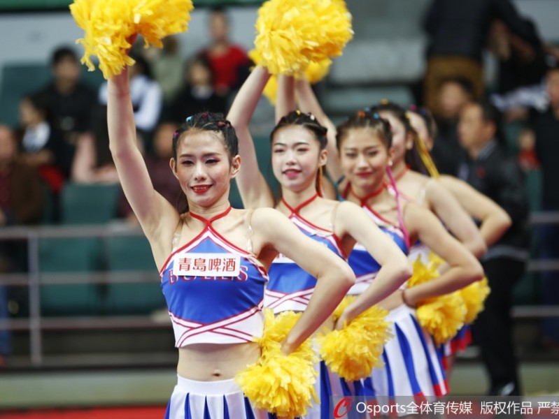 CBA赛场上的靓丽风景线：福建浔兴主场球迷文化的激情瞬间