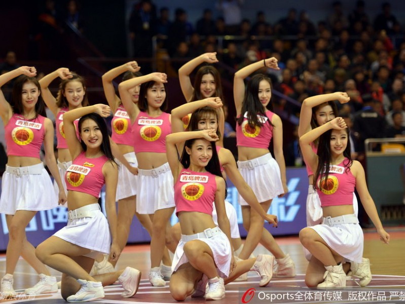 CBA赛场上的靓丽风景线：啦啦队文化点燃球迷激情
