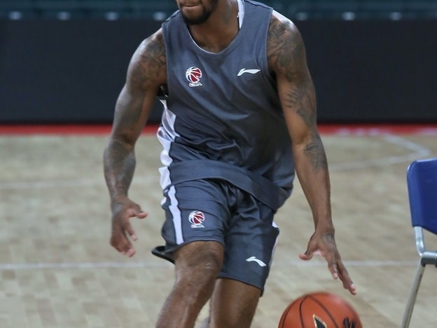 新疆赛前温情一幕：西热力江与恩师崔万军场边热聊，回首峥嵘岁月