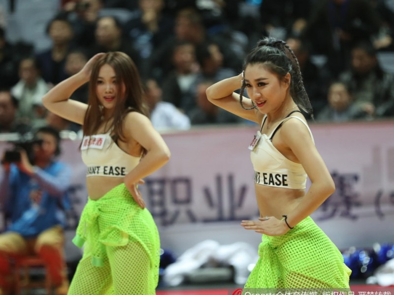 八一啦啦队宝贝小背心燃情热舞闪耀赛场