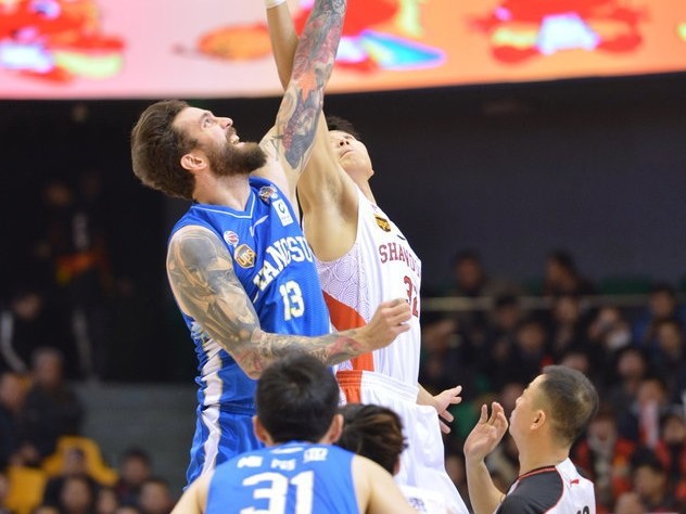 CBA焦点战泉城沸腾，丁彦雨航率山东复仇肯帝亚豪取关键胜利