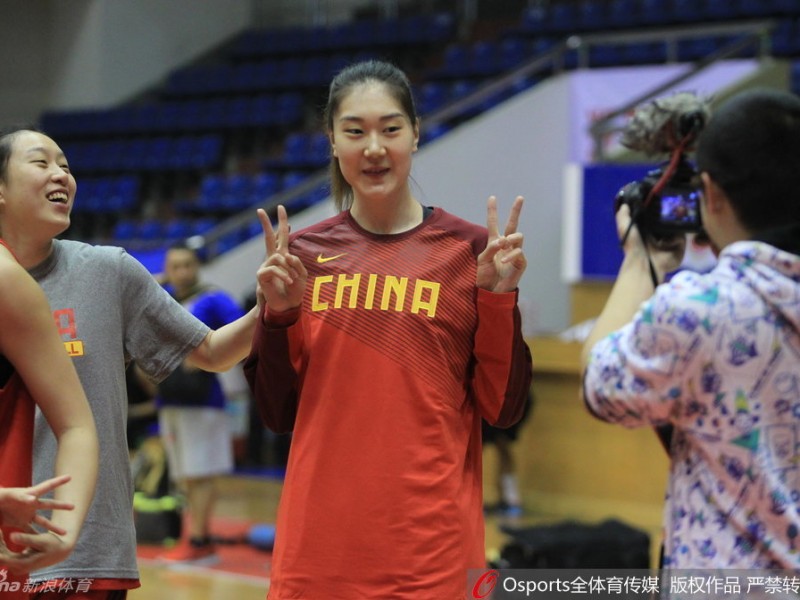 剑指里约：中国女篮巾帼们的备战故事