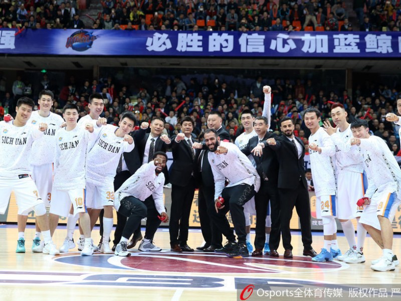 荣耀时刻：四川男篮加冕CBA总冠军，哈达迪荣膺MVP泪洒颁奖台