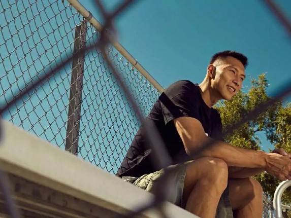 易建联光影之间尽显领袖风范