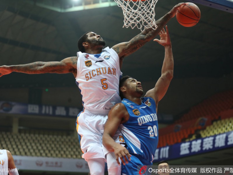 四川男篮险棋换哈里斯，季后赛征途尽显英雄泪与笑