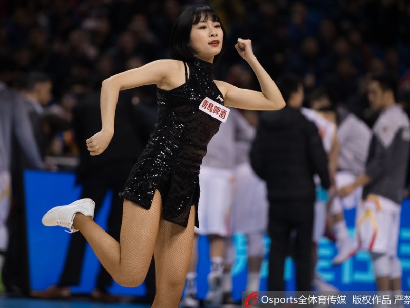 南京同曦加时苦战燃爆青奥，篮球宝贝热舞绽放赛场万种风情