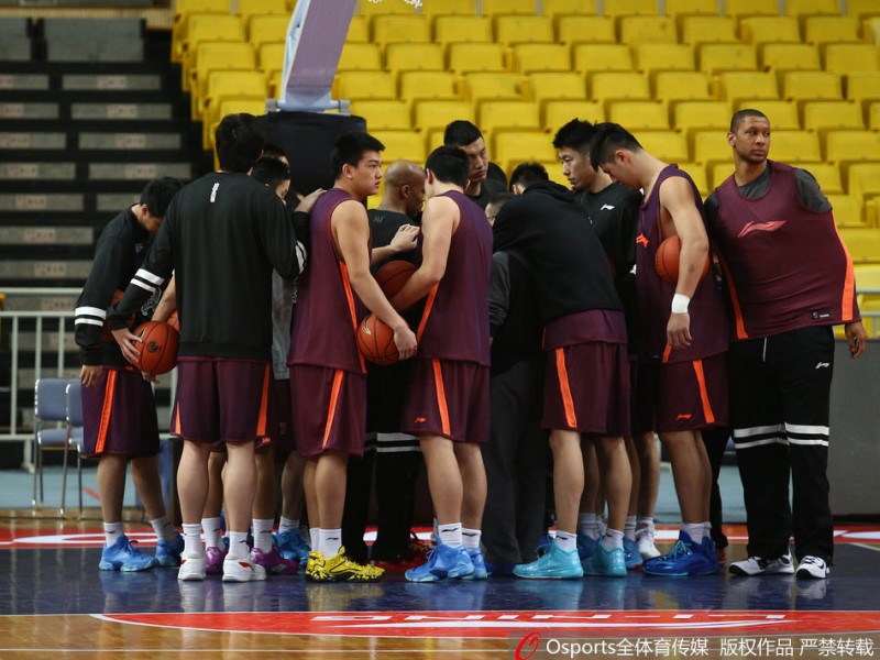 京城铁军蓄力魔鬼赛程 张庆鹏赤膊上阵彰显本色