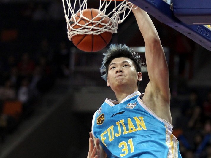 粤闽大战群星闪耀时：王哲林霸气隔扣，老将朱芳雨演巅峰绝技