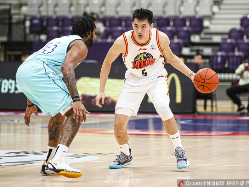 东北虎狂飙收官，吉林大胜青岛锁定季后赛