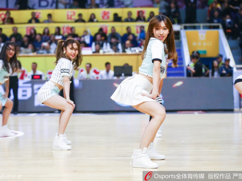 舞动赛场：CBA篮球宝贝用热情点燃每一个夜晚