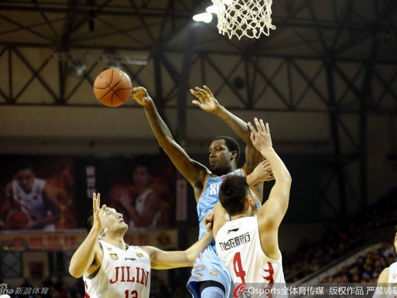 周琦百发百中布拉切统治内线 新疆客场狂胜吉林