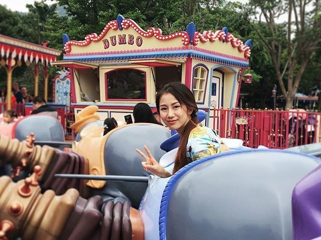 孙悦爱妻陈露携女畅游迪士尼，温馨母爱洋溢童话王国