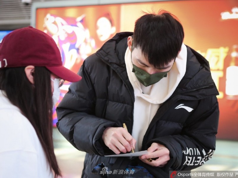 春寒料峭的温情送行 浙江男篮机场启程新征途