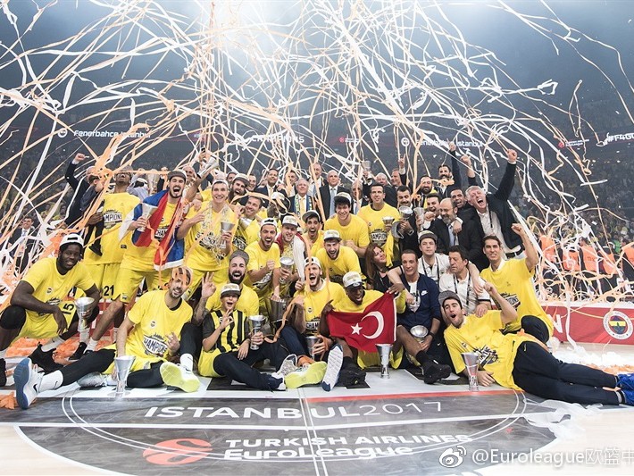 费内巴切的疯狂之夜：当冠军剪完篮网，安蒂奇剪掉了队友的长发