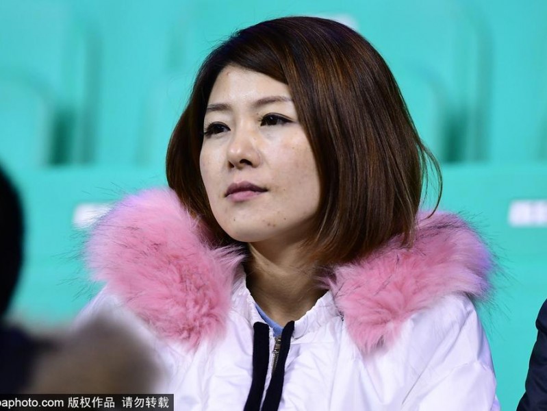 光影交织的赛场：辽宁本溪的那个夜晚，美女球迷与篮球的动人交响