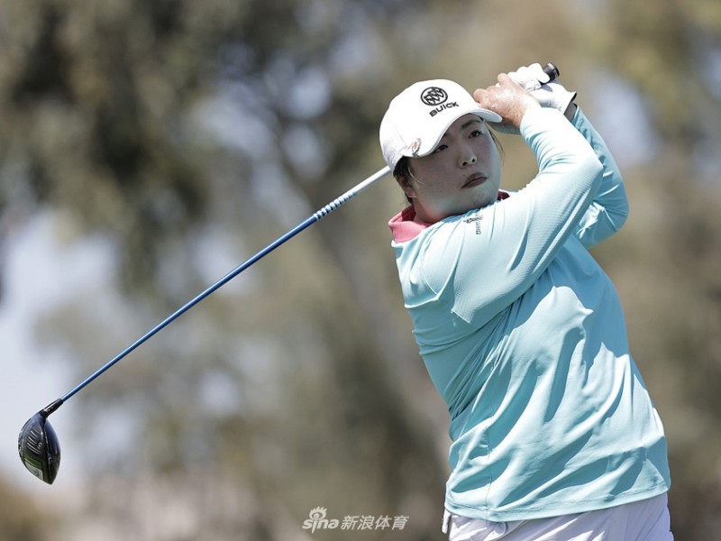 全日空锦标赛激战正酣，帕蒂五杆领先，冯珊珊刘钰紧追不舍