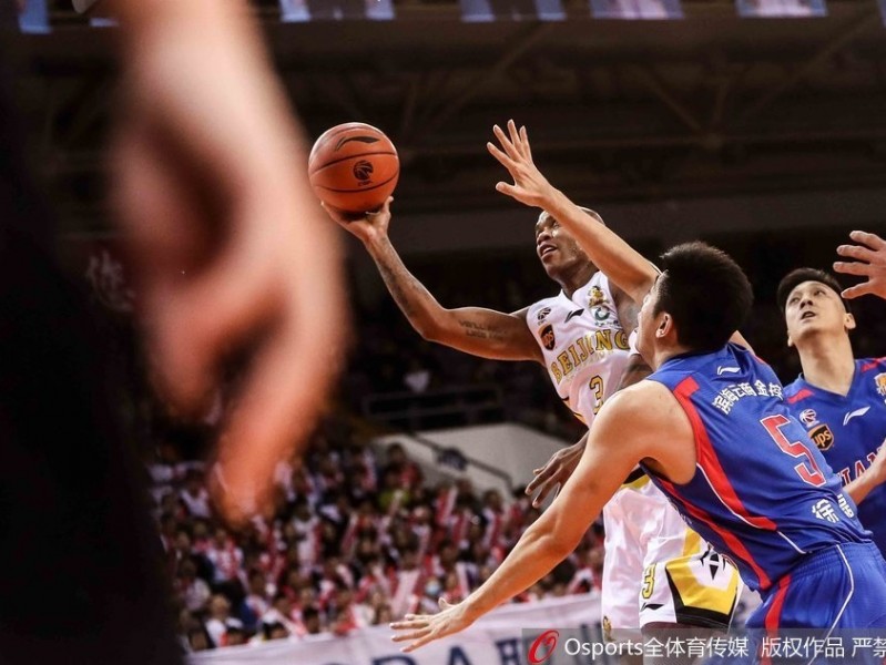 京城德比烽火起 北控三分力压津门虎