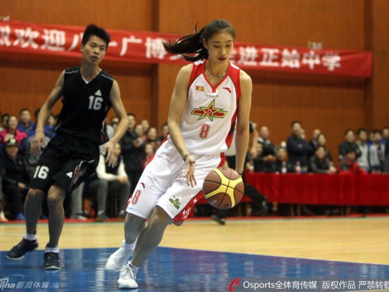巾帼对决少年军：八一女篮进校园上演温情“性别大战”