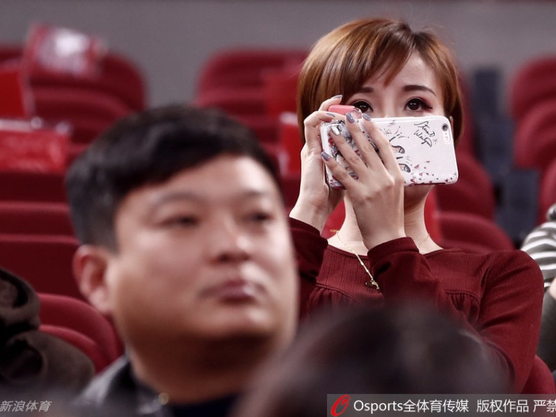 京粤大战看台明珠：方硕女友短发干练，凝望赛场柔情似水