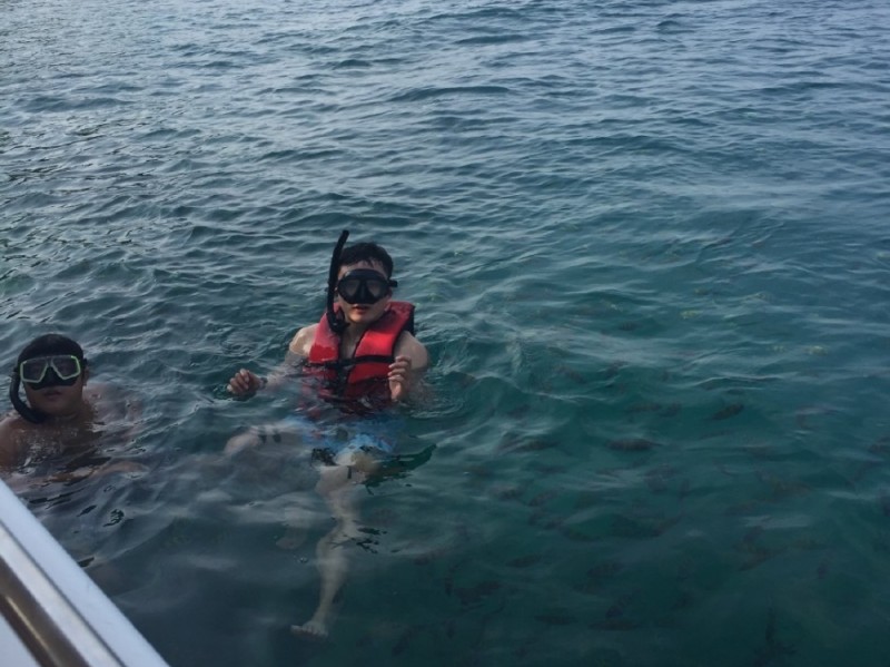 王汝恒携女友海边惬意度假 潜水烧烤秀霸气纹身