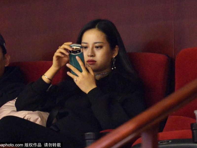 齐鲁德比场边绽放别样风景 美女球迷为CBA赛场添温情