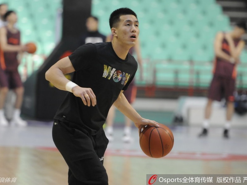 辽篮群星闪耀时：从苦练到欢笑的赛场瞬间