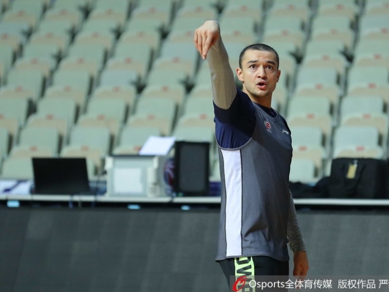 新疆男篮积极备战迎强敌，西热力江磨砺三分利刃誓捍卫卫冕荣耀