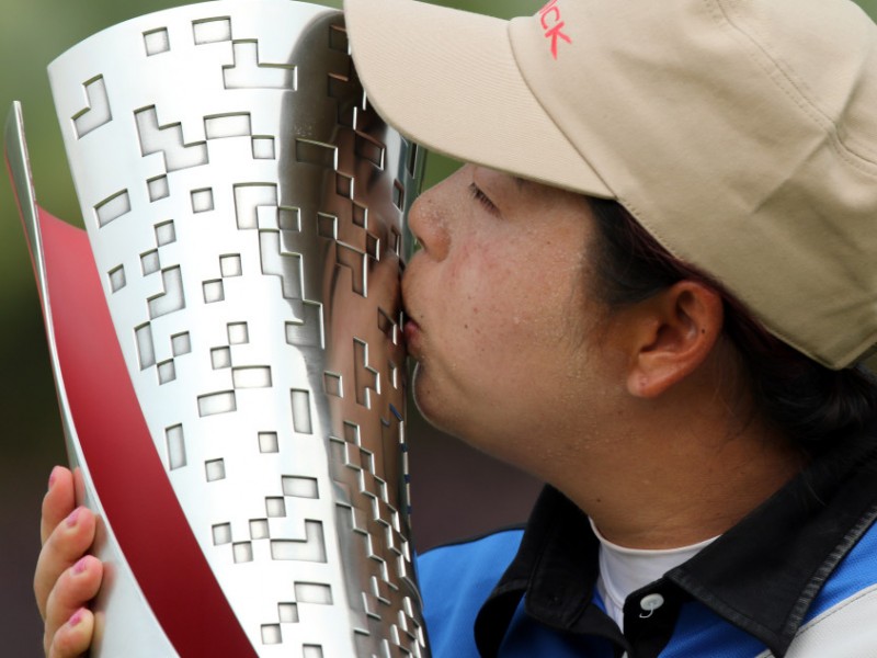 冯珊珊高举奖杯绽放荣耀 中国高尔夫女王第四冠辉煌时刻