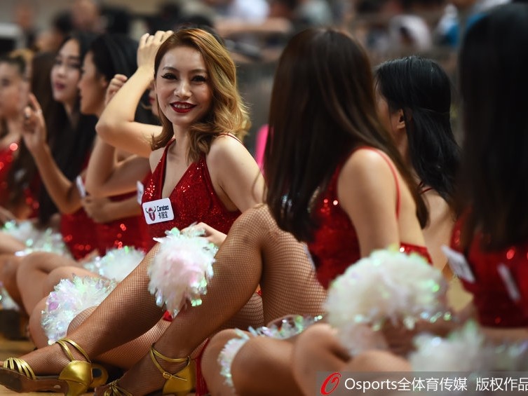 红裙热舞燃动篮球亚冠 新疆喀什古城激战阿尔利雅得