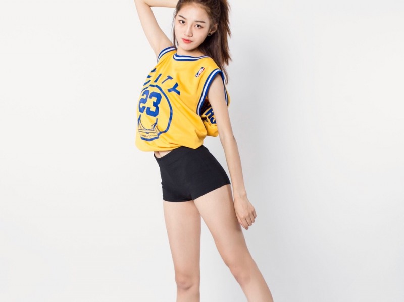 江慧：滑板上的啦啦队精灵，男篮联赛的活力风景