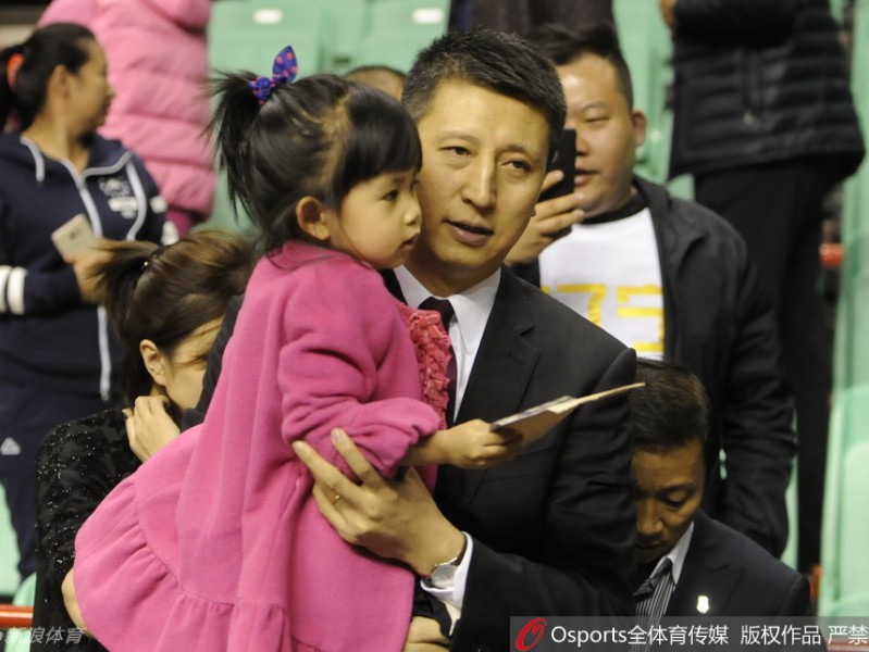 铁帅柔情，郭士强怀抱爱女离场那一刻，赛场硝烟也化作绕指柔
