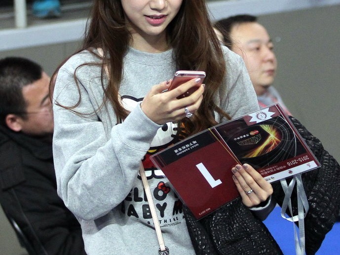 季后赛北京惜败新疆，孙悦爱妻陈露场边守候成冬日暖阳