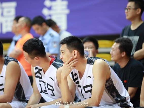 杨鸣：CBA第一帅的篮球人生，从“断腕耀京城”到“最帅教练”