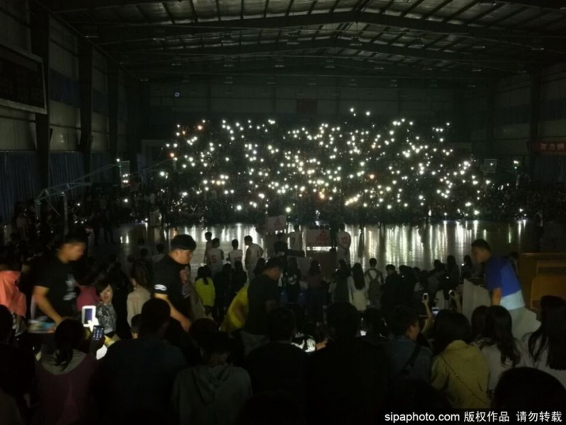 星夜下的全明星赛：山东科大停电瞬间，数千学子用手机点亮球场
