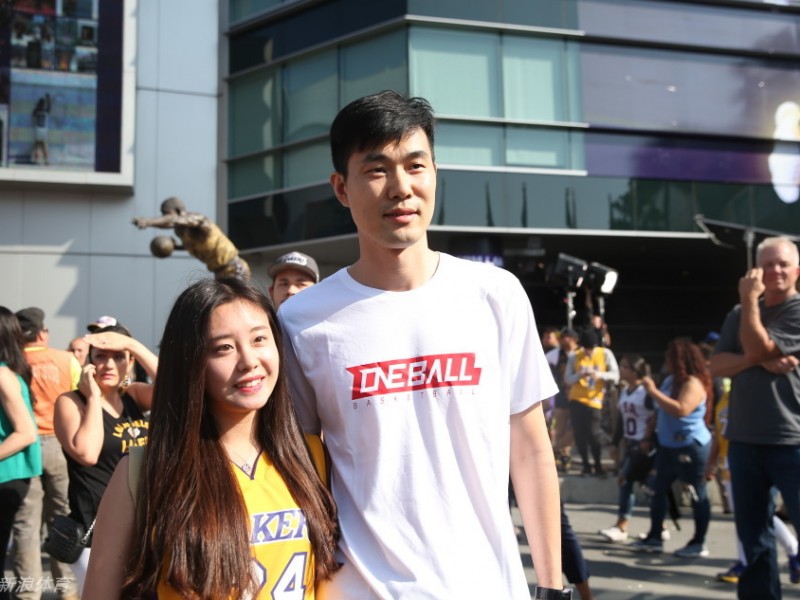 科比谢幕战六十光年，王仕鹏朱芳雨送别传奇，万人空巷只为一人