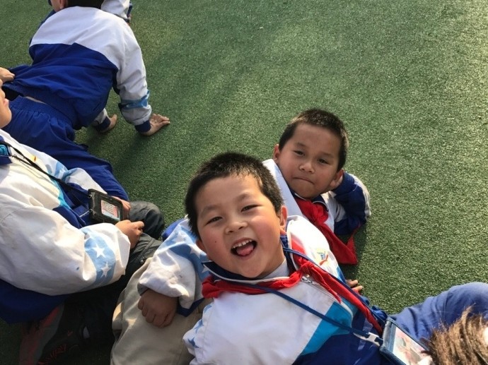 飞虎心连哑虎情：新疆男篮用篮球搭建无声世界的关爱桥梁