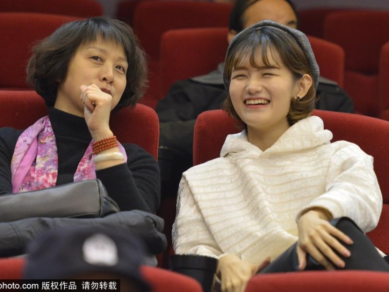 寒冬里的一抹亮色：美女球迷助阵，见证山东高速加时复仇广厦