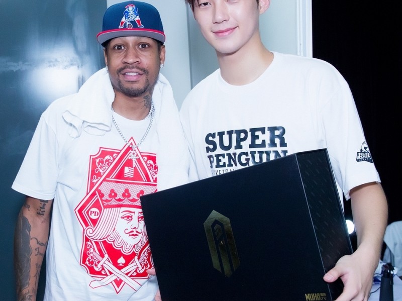 董力篮球赛场展锋芒：跨界名人赛首秀即成红队奇兵